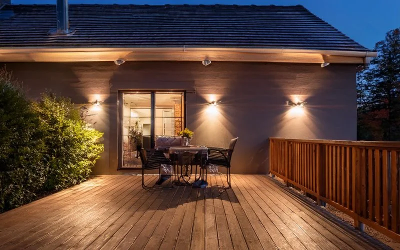 14. Altanbelysning med rorelsevakt plejdpuck installerad vid husentre