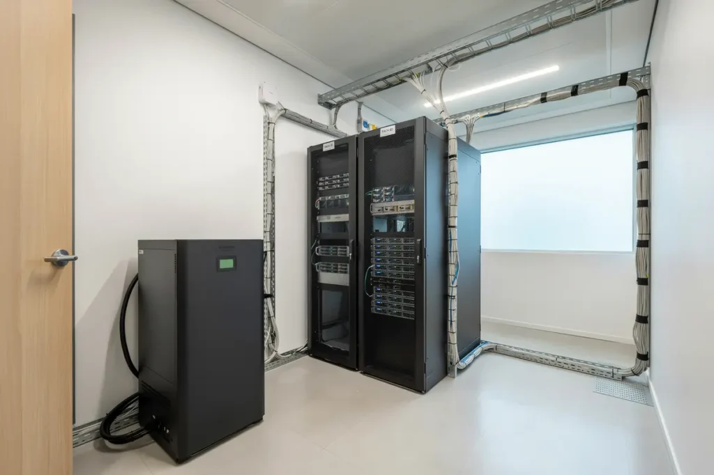 installation av ups och avbrottsfri kraft i serverrum i klara norrmalm